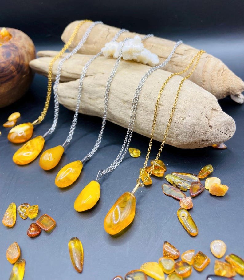 Smalki Baltijas Dzintara kuloni sviesta un medus krāsās