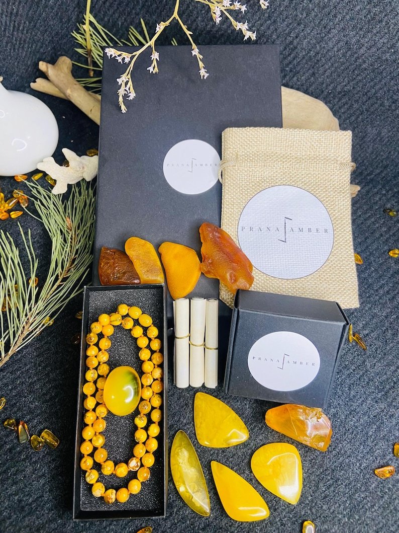 56548094-r-il-bc8580-7076060091-il_794xN.7076060091_5bc9 Dzintara Broša ar skaistiem ietvērumiem, mistiskas noskaņas rota