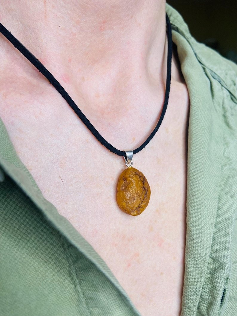 56548094-r-il-becfe4-6729193324-il_794xN.6729193324_lqgw Unikāli un Neapstrādāti Baltijas Dzintara Kuloni ar Sudraba detaļu