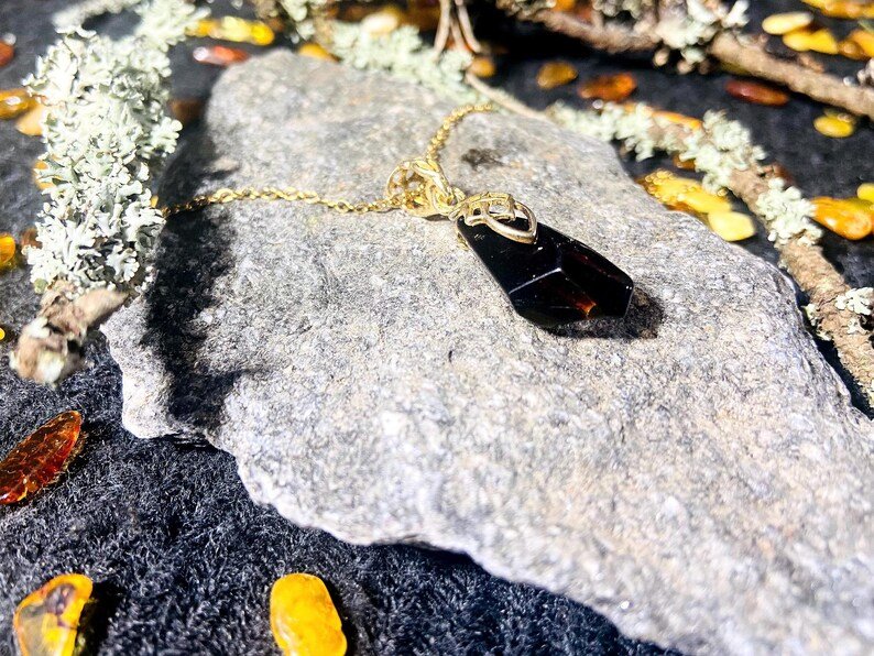 56548094-r-il-c05de1-6599368237-il_794xN.6599368237_iwqc Baltijas Dzintara kulons tumšā nokrāsā ar 18K apzeltītu ķēdīti