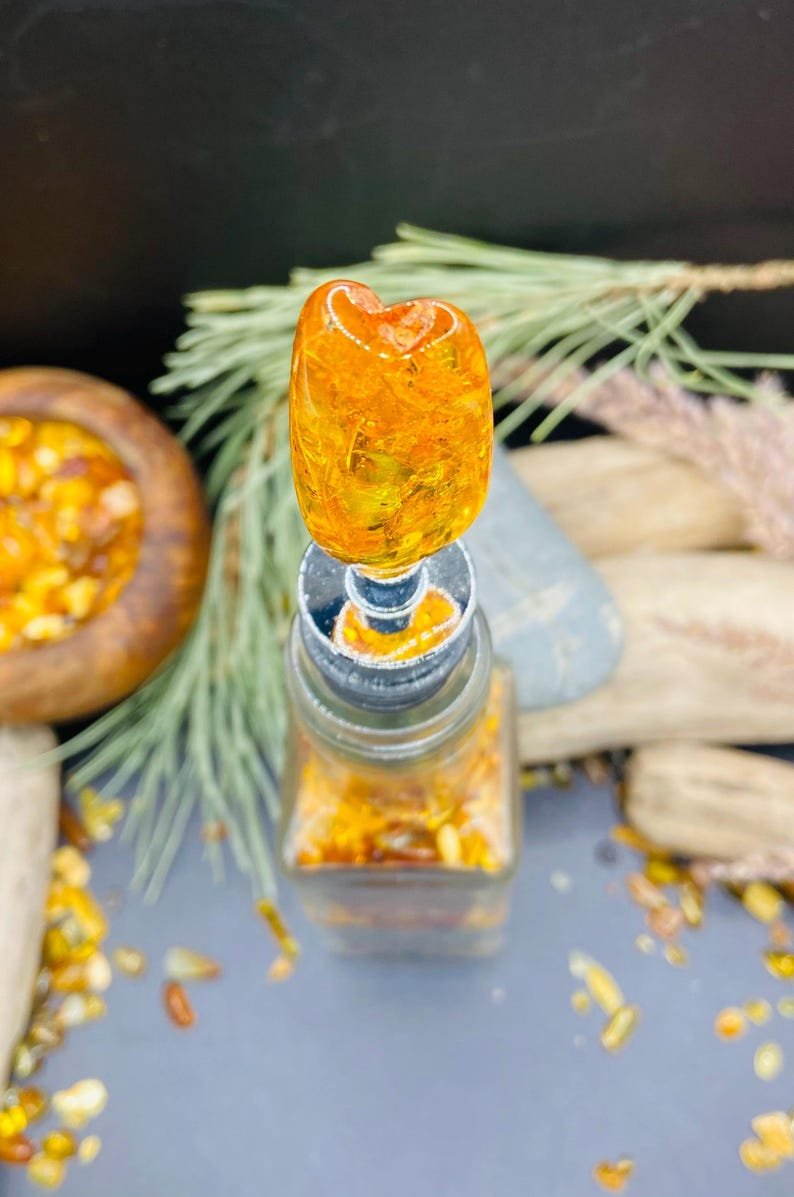 Ekstravagants vīna pudeļu korķis ar skaistu dzintara apdari