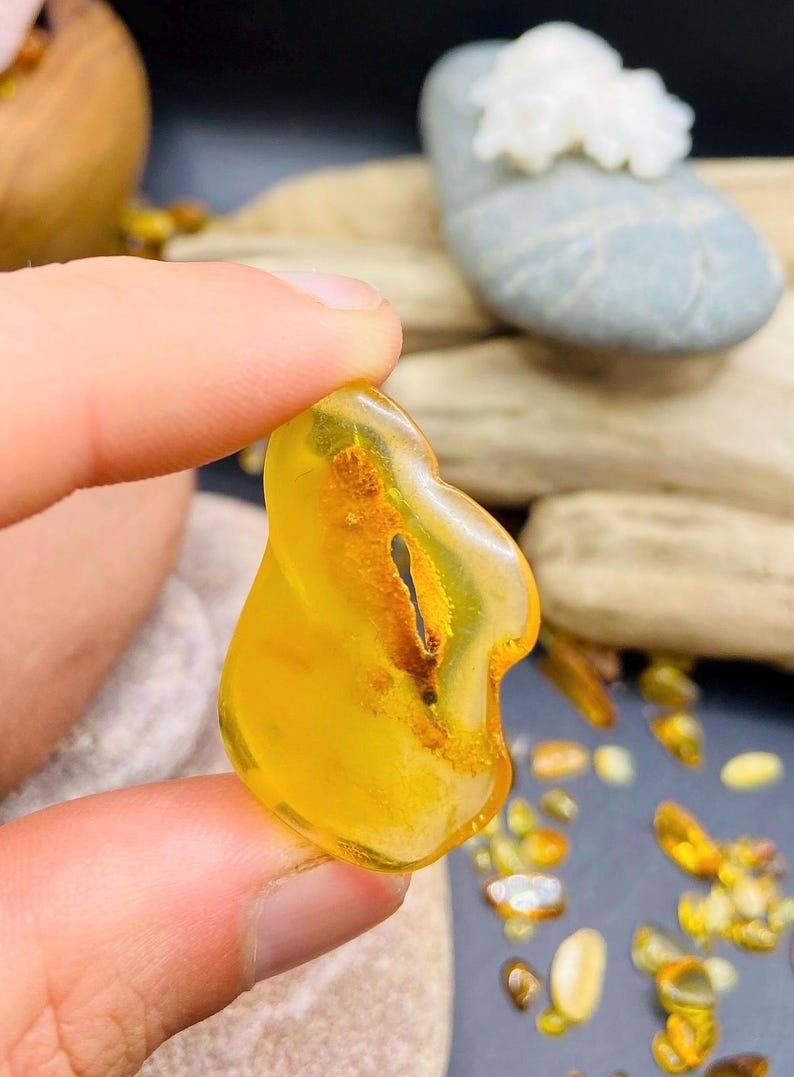 56548094-r-il-c0faf3-7068507106-il_794xN.7068507106_6tq7 Citrona krāsas Dzintars ar Dabiski veidojušos caurumu