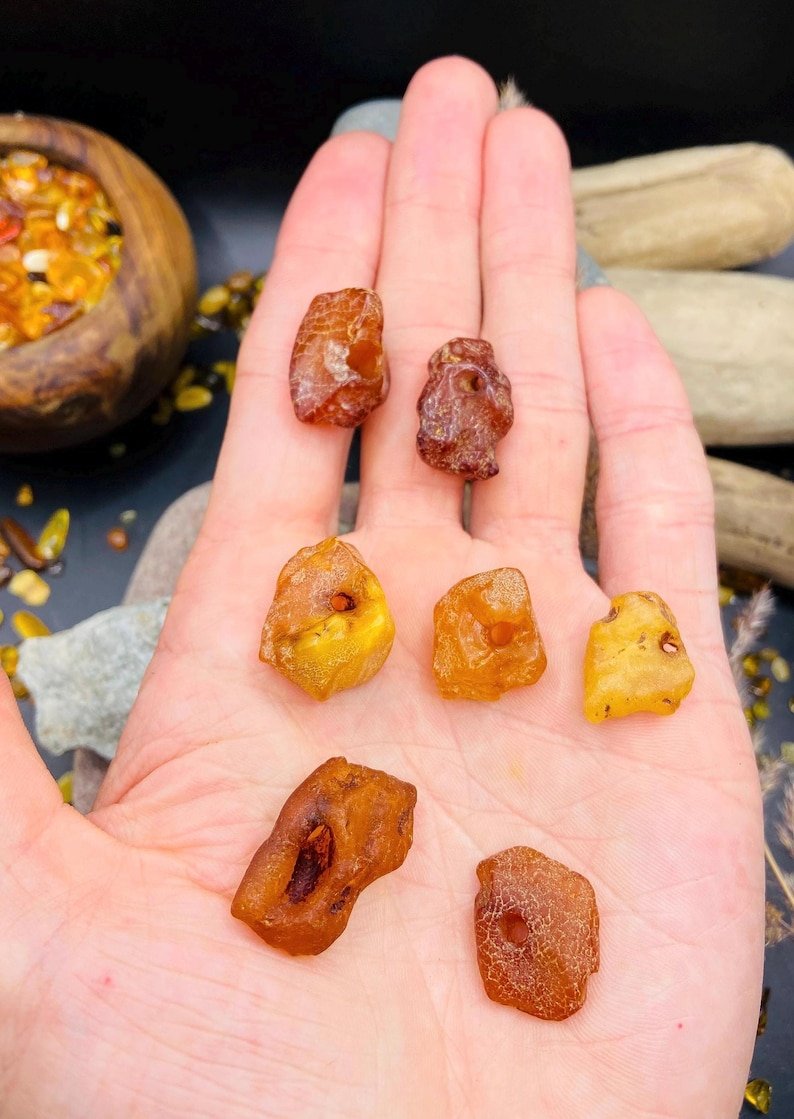 56548094-r-il-c379ce-7181085568-il_794xN.7181085568_fksn Nepulēti Baltijas Dzintara raganu akmeņi ar dabiskiem caurumiem