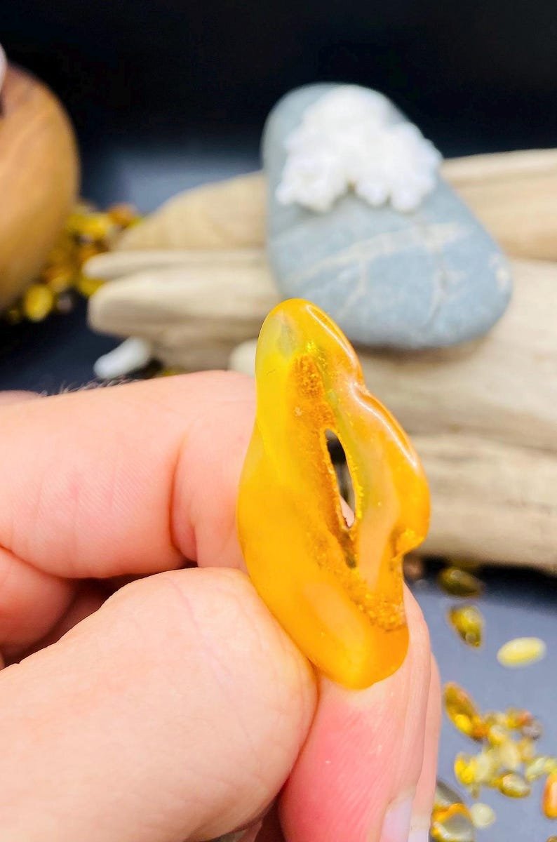 56548094-r-il-c5db07-7116459695-il_794xN.7116459695_6ci0 Citrona krāsas Dzintars ar Dabiski veidojušos caurumu