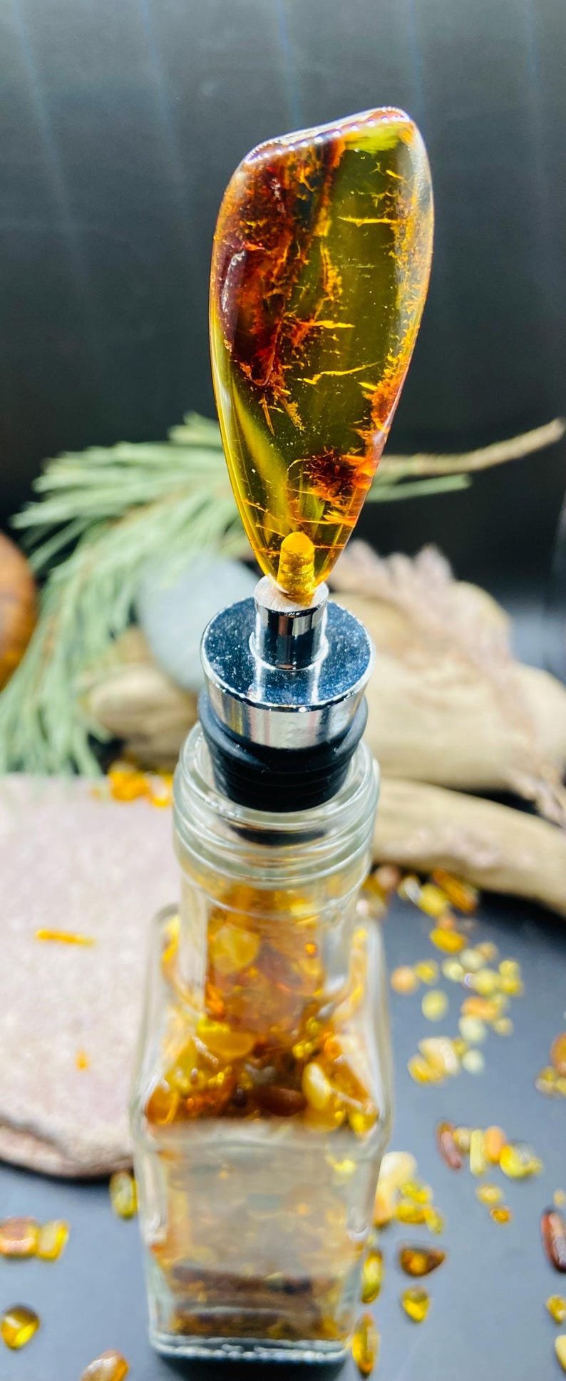 Ekstravagants vīna pudeļu korķis ar skaistu dzintara apdari