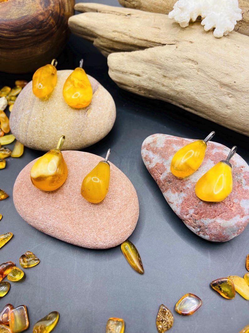 Smalki Baltijas Dzintara kuloni sviesta un medus krāsās