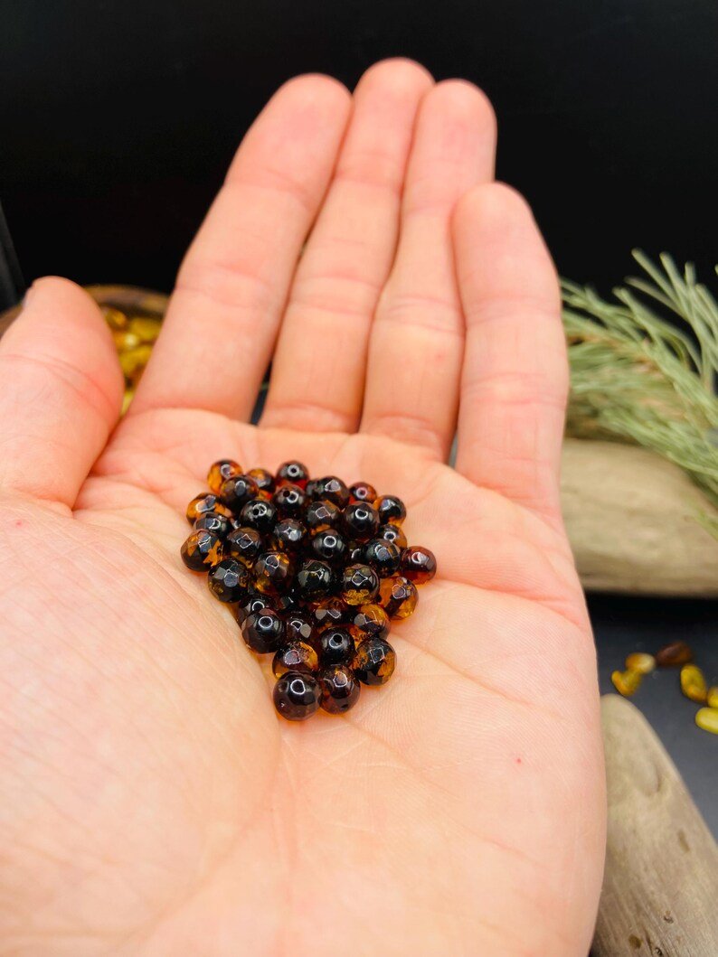 56548094-r-il-c7ae3c-7173897448-il_794xN.7173897448_h3no 6mm Daudzšķautņainas krāsu mainošās Dzintara pērlītes