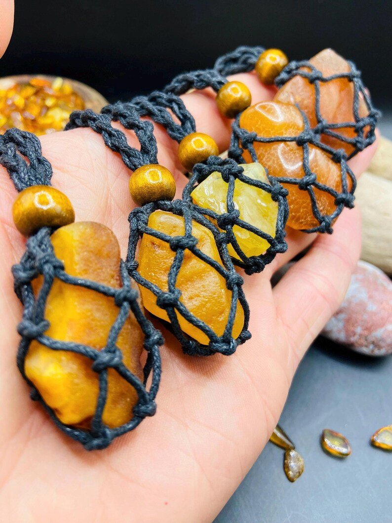 56548094-r-il-ca25d3-6845989822-il_794xN.6845989822_35wv Hipiju stila rota - Baltijas Dzintara akmens iekļauts auduma būrī