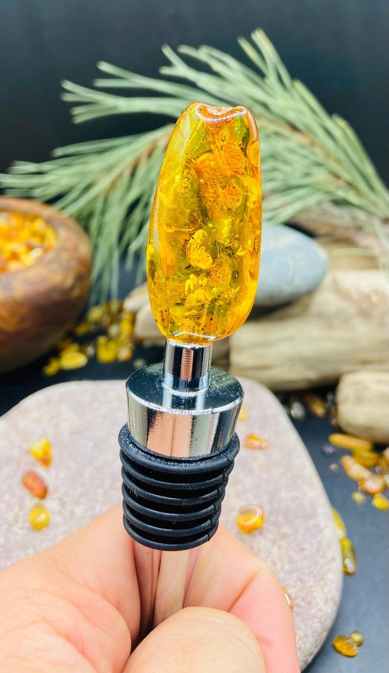 Ekstravagants vīna pudeļu korķis ar skaistu dzintara apdari