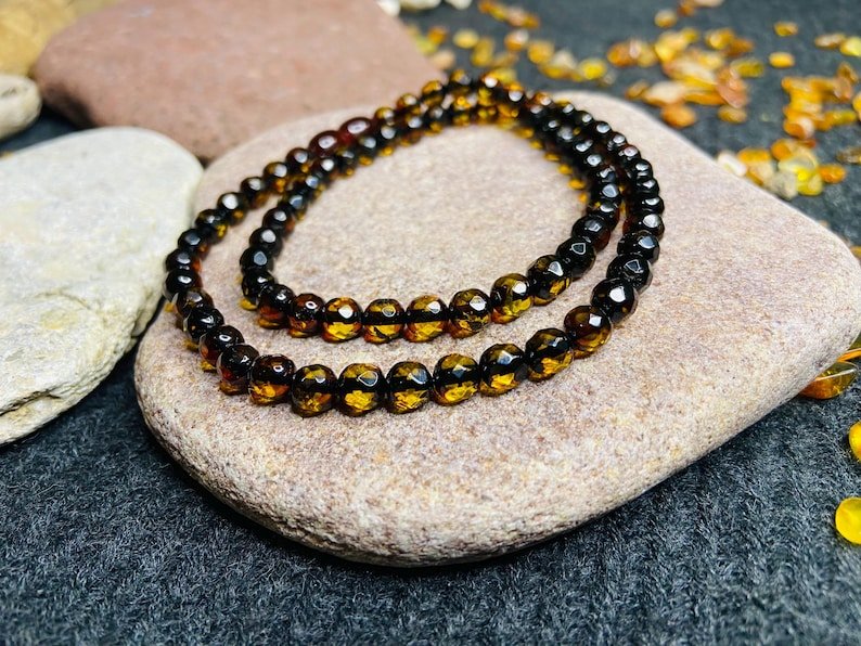 56548094-r-il-cc3b27-7173907400-il_794xN.7173907400_4riu 6mm Daudzšķautņainas krāsu mainošās Dzintara pērlītes