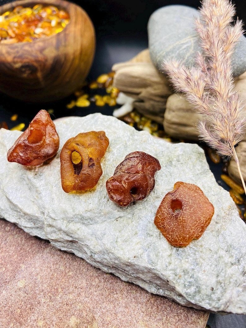 56548094-r-il-ccec9b-7181083008-il_794xN.7181083008_3e01 Nepulēti Baltijas Dzintara raganu akmeņi ar dabiskiem caurumiem