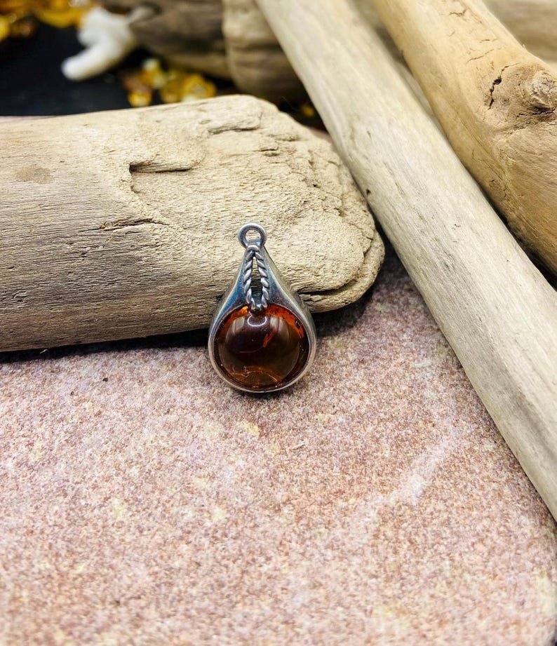 56548094-r-il-cd7f22-7137930368-il_794xN.7137930368_5t59 Vintāžas daudzkrāsaini kuloni īstā minimālisma stilā