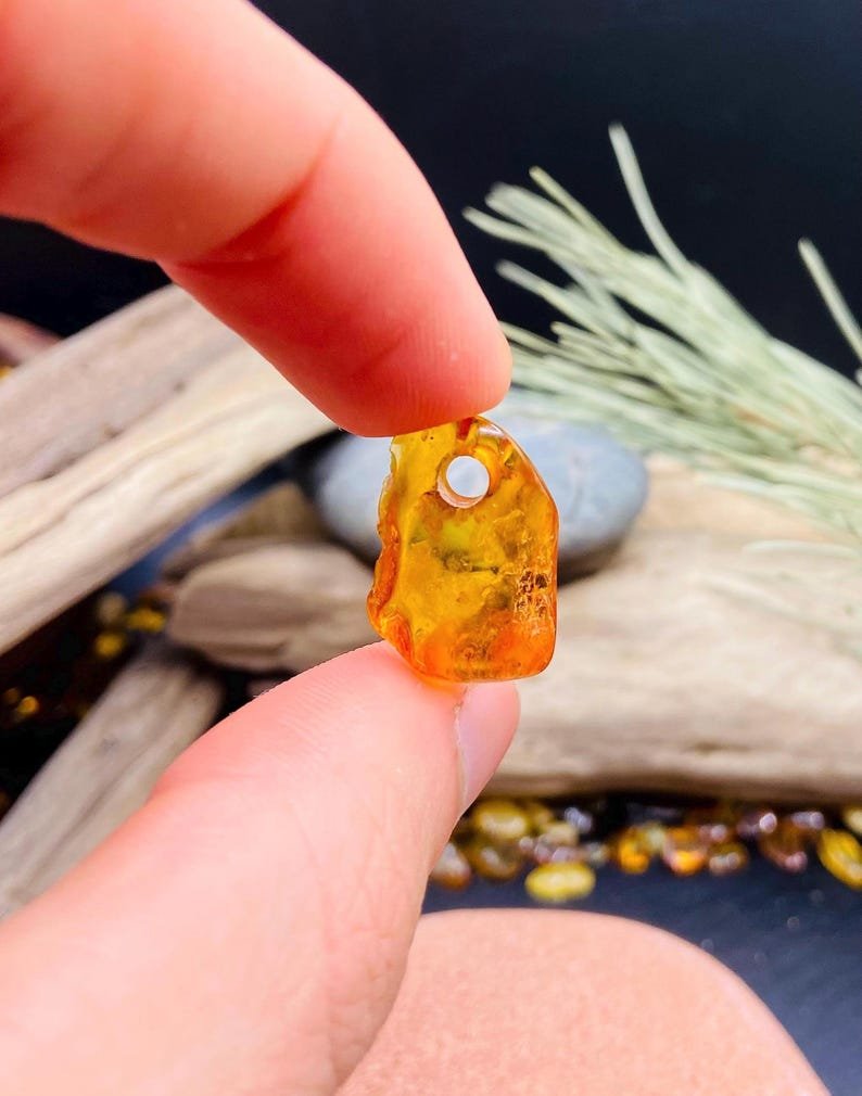 Smalki un gaumīgi Dzintara kuloni priekš abiem dzimumiem