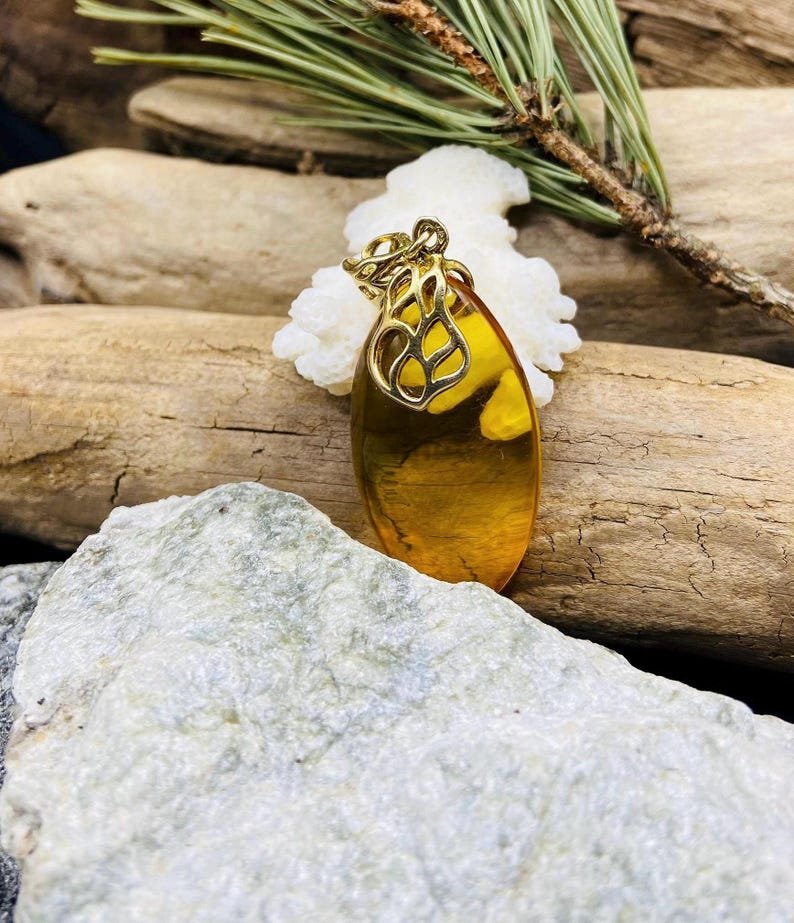 56548094-r-il-ce3cb6-6914669828-il_794xN.6914669828_12iv Baltijas Dzintara caurspīdīgs kulons ar 18K apzeltītu ķēdīti