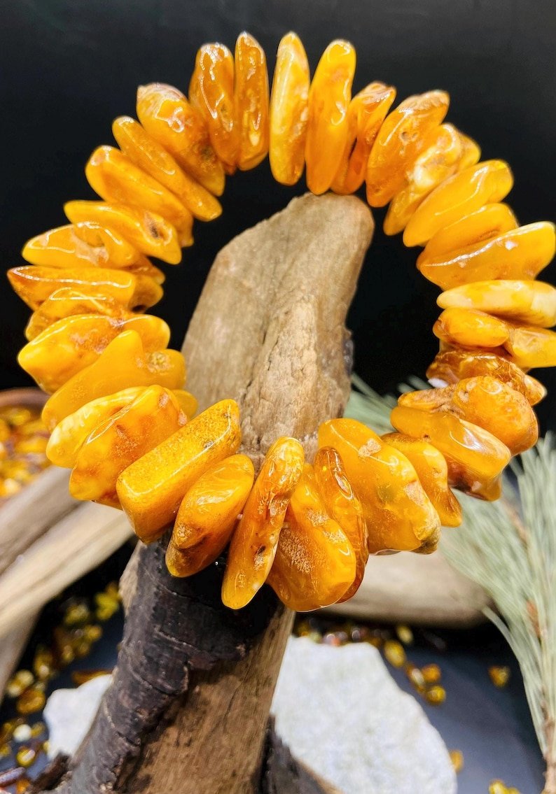 56548094-r-il-cf153f-7316136177-il_794xN.7316136177_g9js Dabiska Dzintara lielizmēra šķelto gabalu rokassprādze