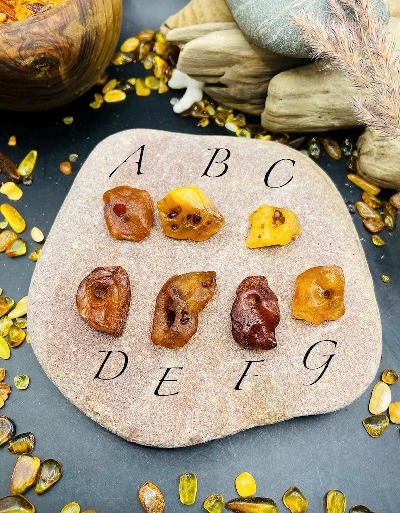 56548094-r-il-cf5cb3-7181081210-il_794xN.7181081210_a17b Nepulēti Baltijas Dzintara raganu akmeņi ar dabiskiem caurumiem