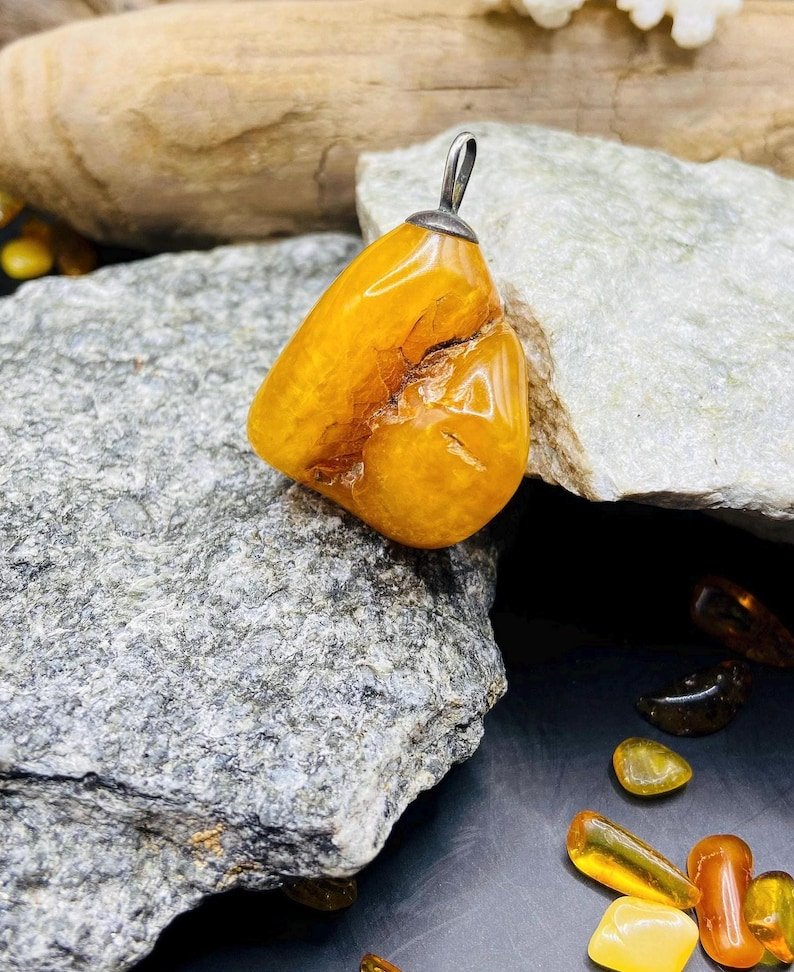 56548094-r-il-d1a2a3-6901150452-il_794xN.6901150452_6am4 Unikāls Dzintara kulons ar milzīgu, izteiksmīgu plaisu