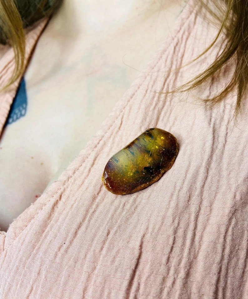 56548094-r-il-d2a49e-7028074496-il_794xN.7028074496_9l8b Dzintara Broša ar skaistiem ietvērumiem, mistiskas noskaņas rota