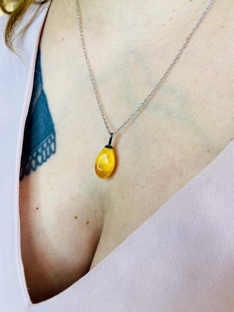 Smalki Baltijas Dzintara kuloni sviesta un medus krāsās