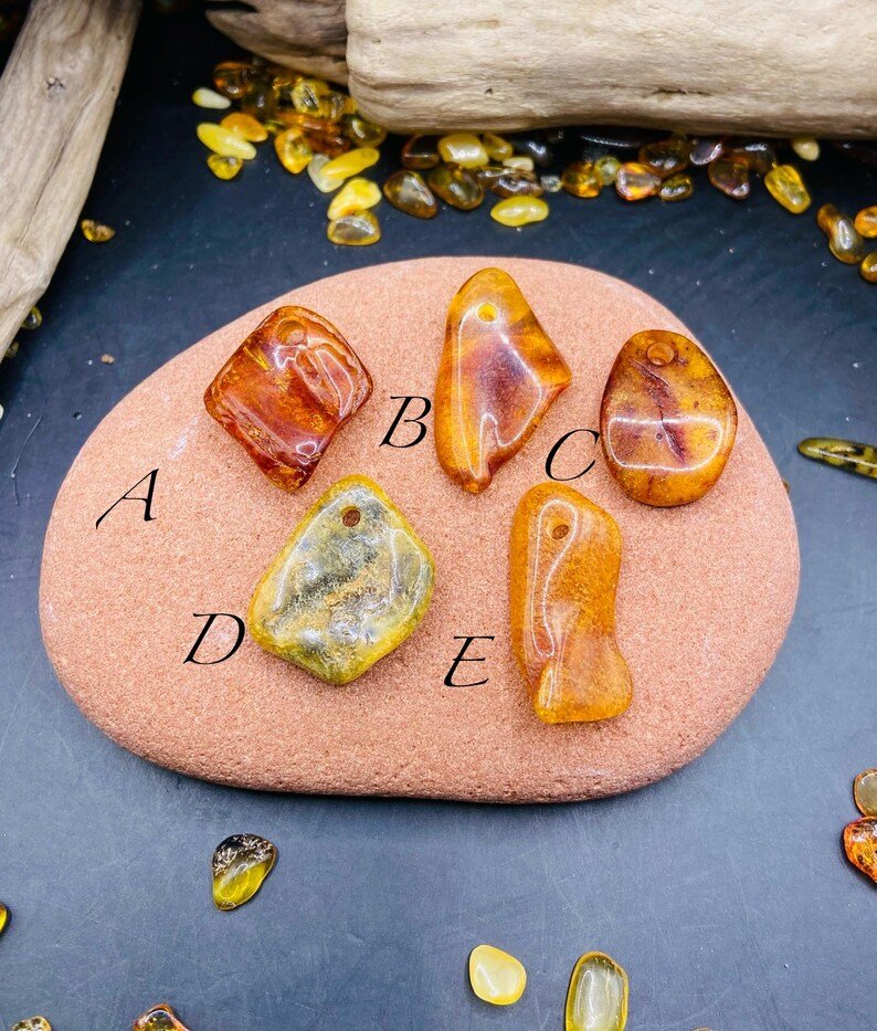 Smalki Baltijas Dzintara daudzkrāsaini kuloni