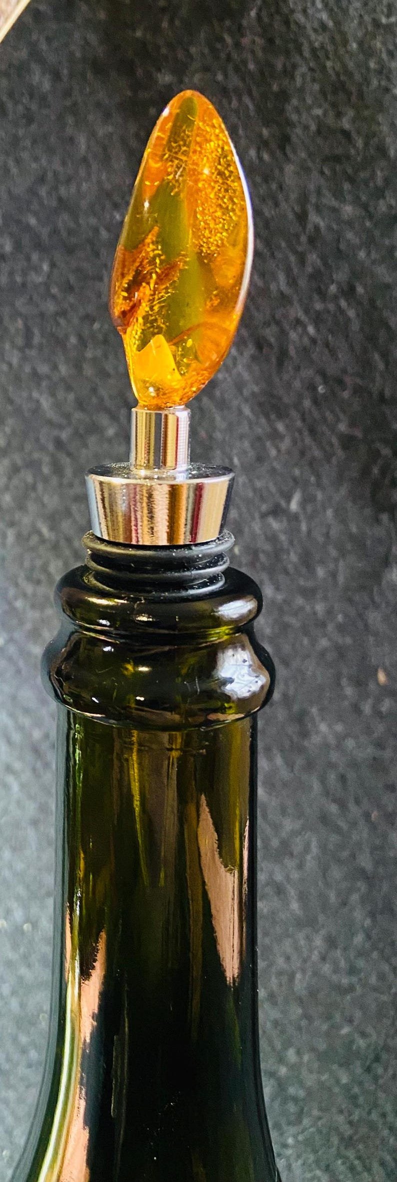 Ekstravagants vīna pudeļu korķis ar skaistu dzintara apdari