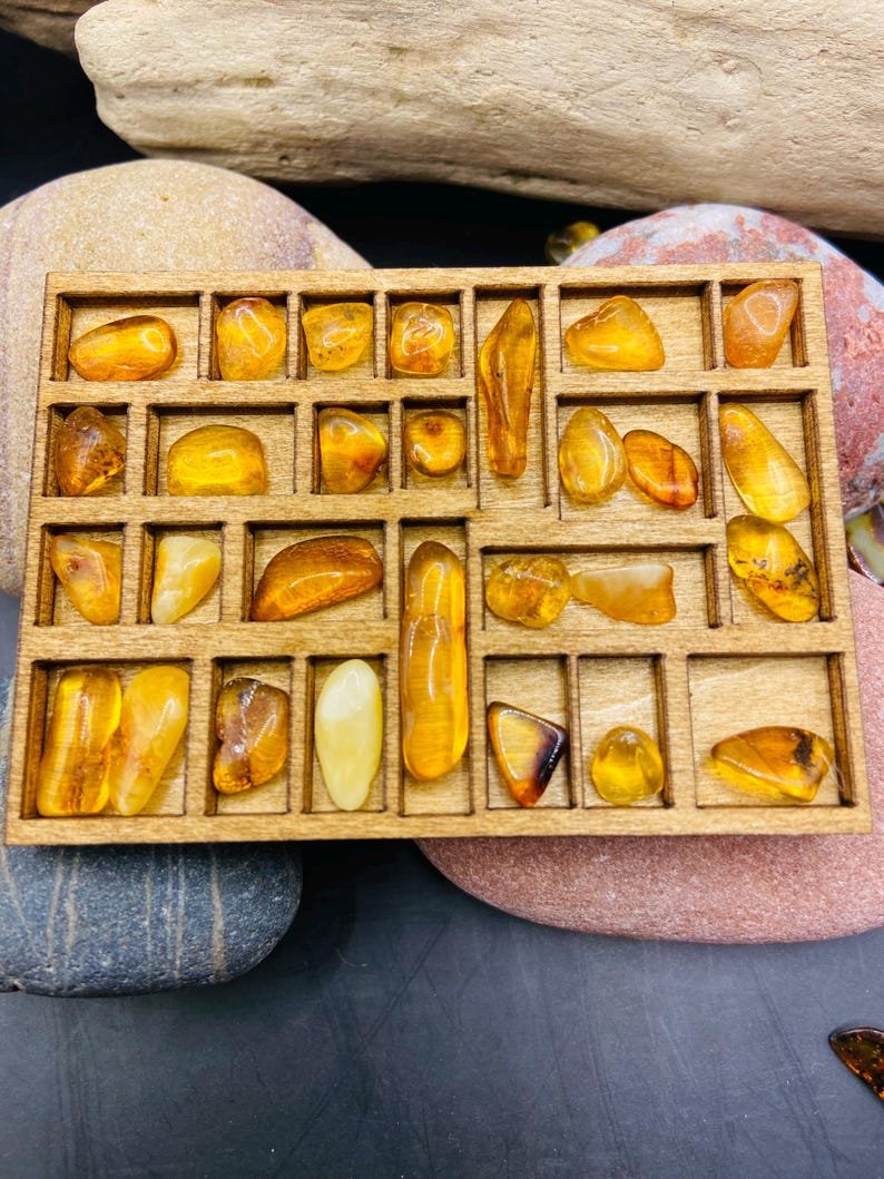 56548094-r-il-d8bb8a-6890971031-il_794xN.6890971031_szmp Dzintara drusmstalu kastīte no koka ar maziem dzintaru gabaliņiem