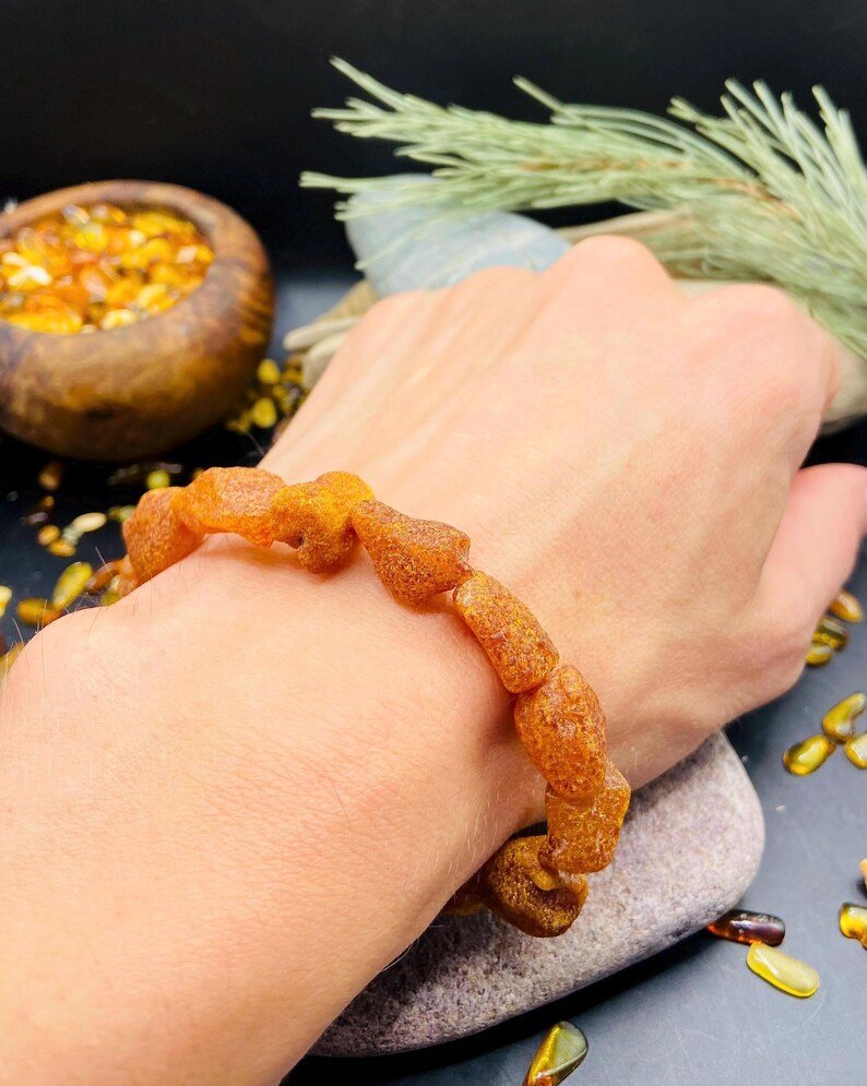 56548094-r-il-d92edc-7164408000-il_794xN.7164408000_l5wj Neapstrādāta konjaka krāsa, škelto gabalu Baltijas Dzintara aproce