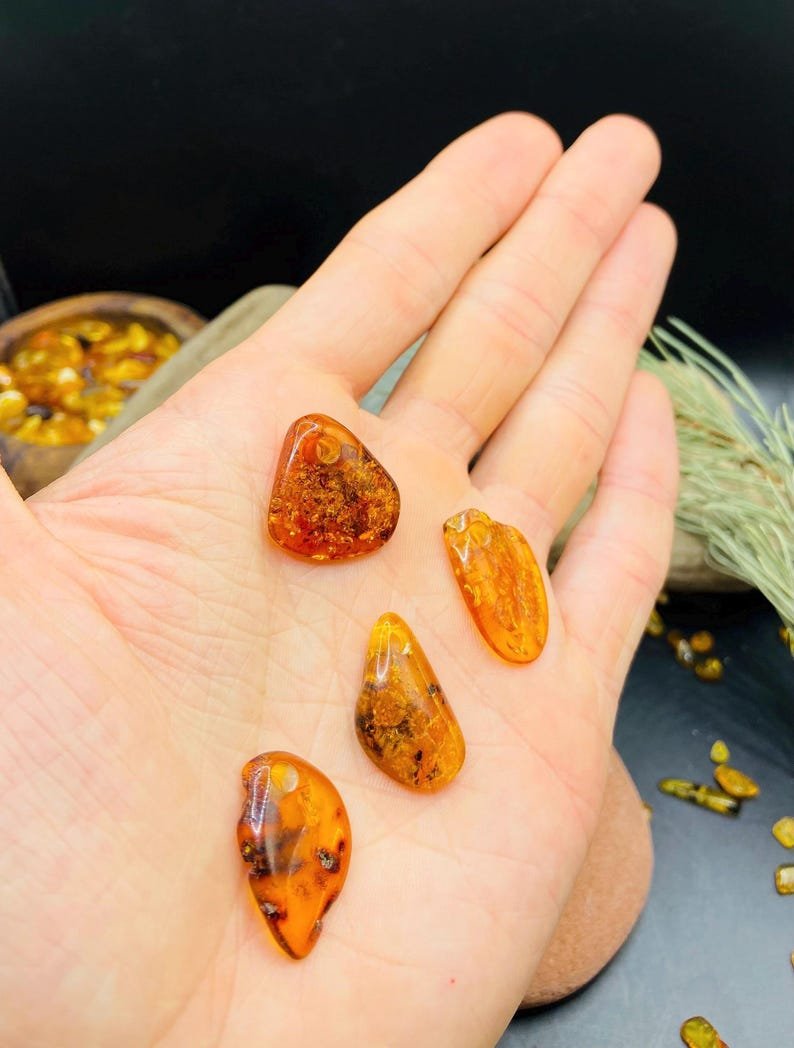 Minimāla stila Dzintara kuloni konjaka nokrāsā