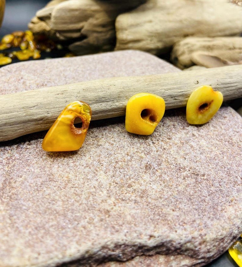 56548094-r-il-da306f-7151008105-il_794xN.7151008105_9469 Baltaie Dzintara kuloni ar Dabiski veidojušiem caurumiem