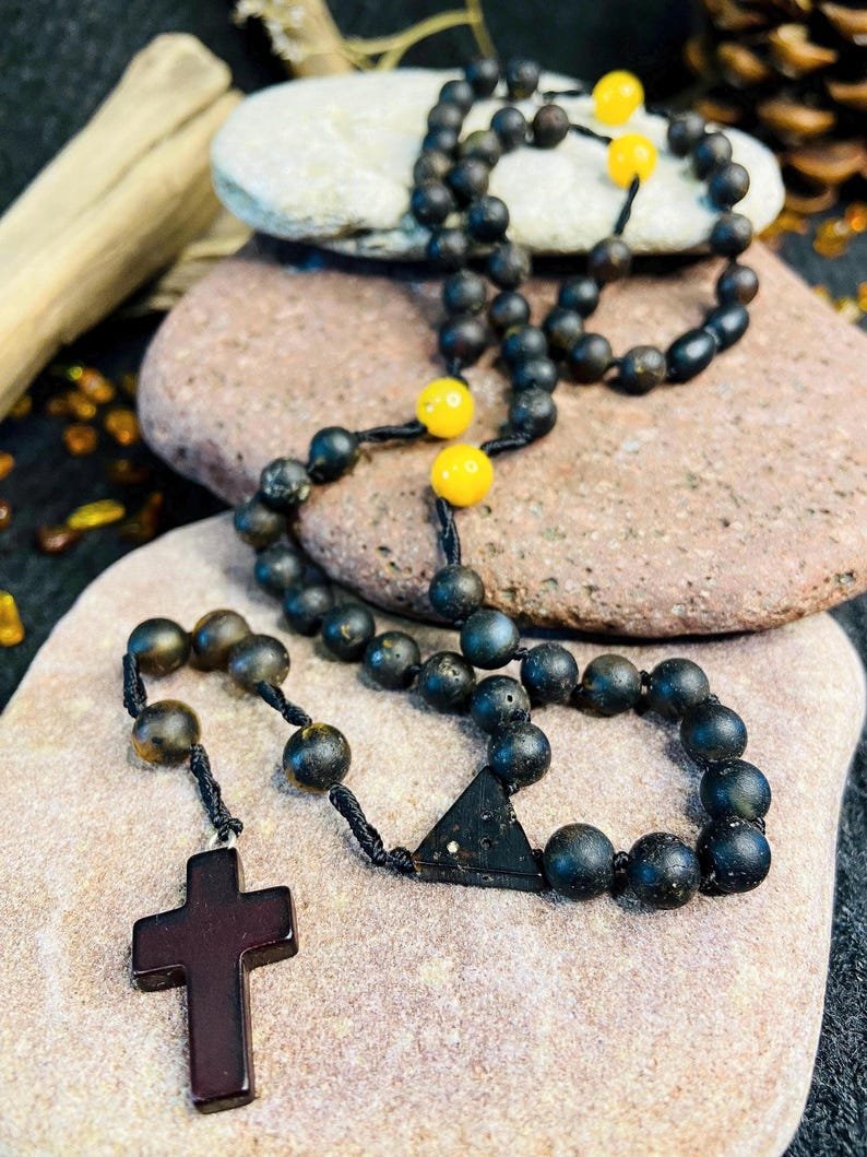 56548094-r-il-da9cee-6834051653-il_794xN.6834051653_mxt1 Roku darināts Tumšās krāsas Dzintara Rožukronis