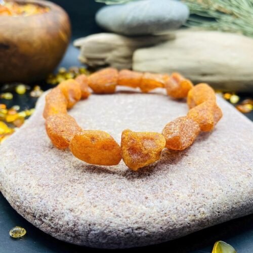 Neapstrādāta konjaka krāsa, škelto gabalu Baltijas Dzintara aproce