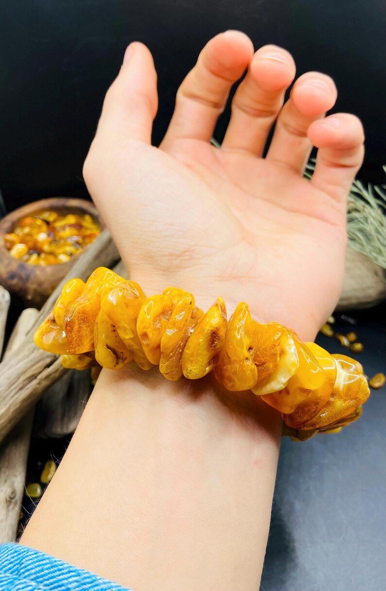 56548094-r-il-e07b42-7316134027-il_794xN.7316134027_6i8l Dabiska Dzintara lielizmēra šķelto gabalu rokassprādze