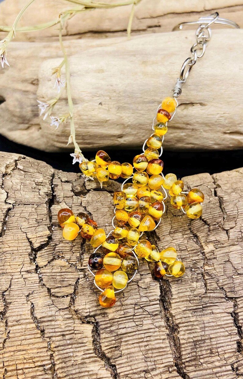 56548094-r-il-e23596-7241023605-il_794xN.7241023605_8z1i Roku darinātas Baltijas Dzintara ķirzakas kā atslēgu piekariņi