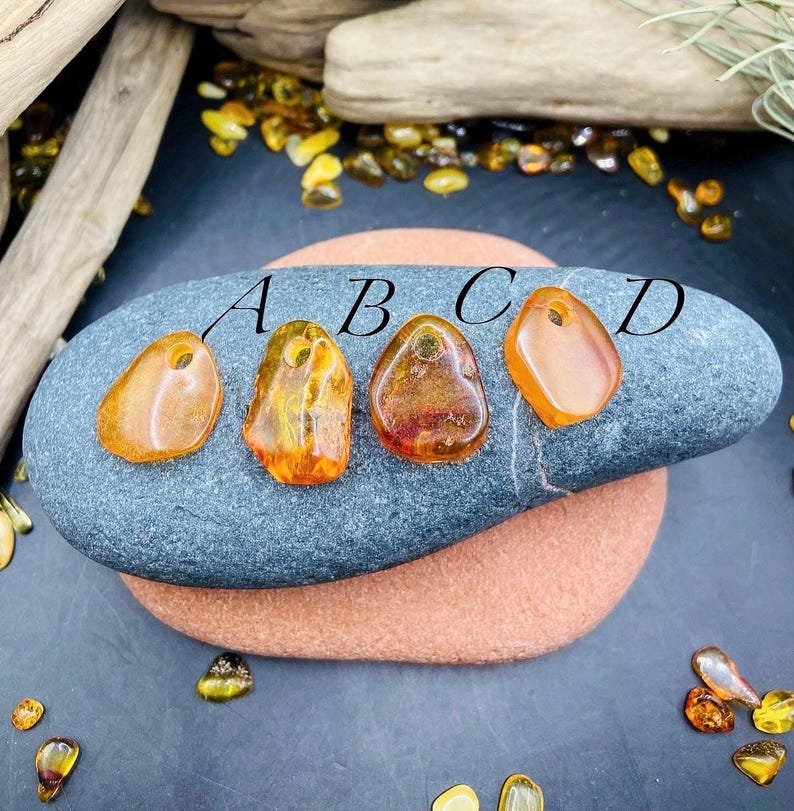 Smalki un gaumīgi Dzintara kuloni priekš abiem dzimumiem