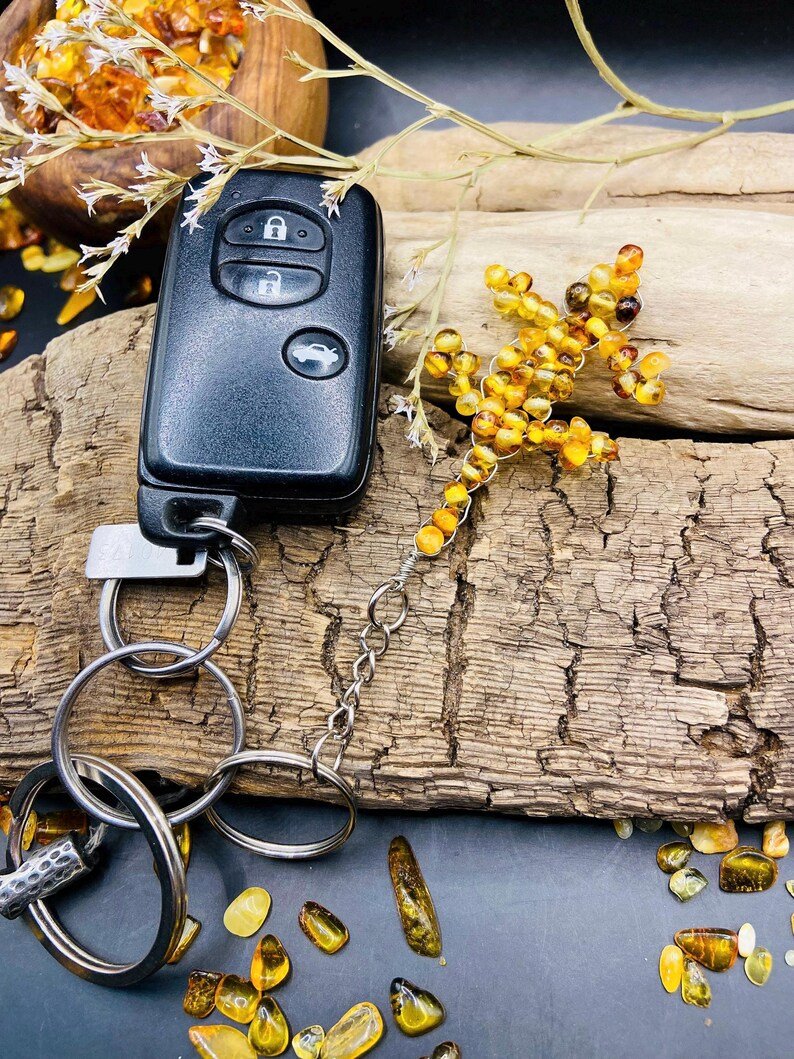 56548094-r-il-e31982-7193043208-il_794xN.7193043208_asiu Roku darinātas Baltijas Dzintara ķirzakas kā atslēgu piekariņi