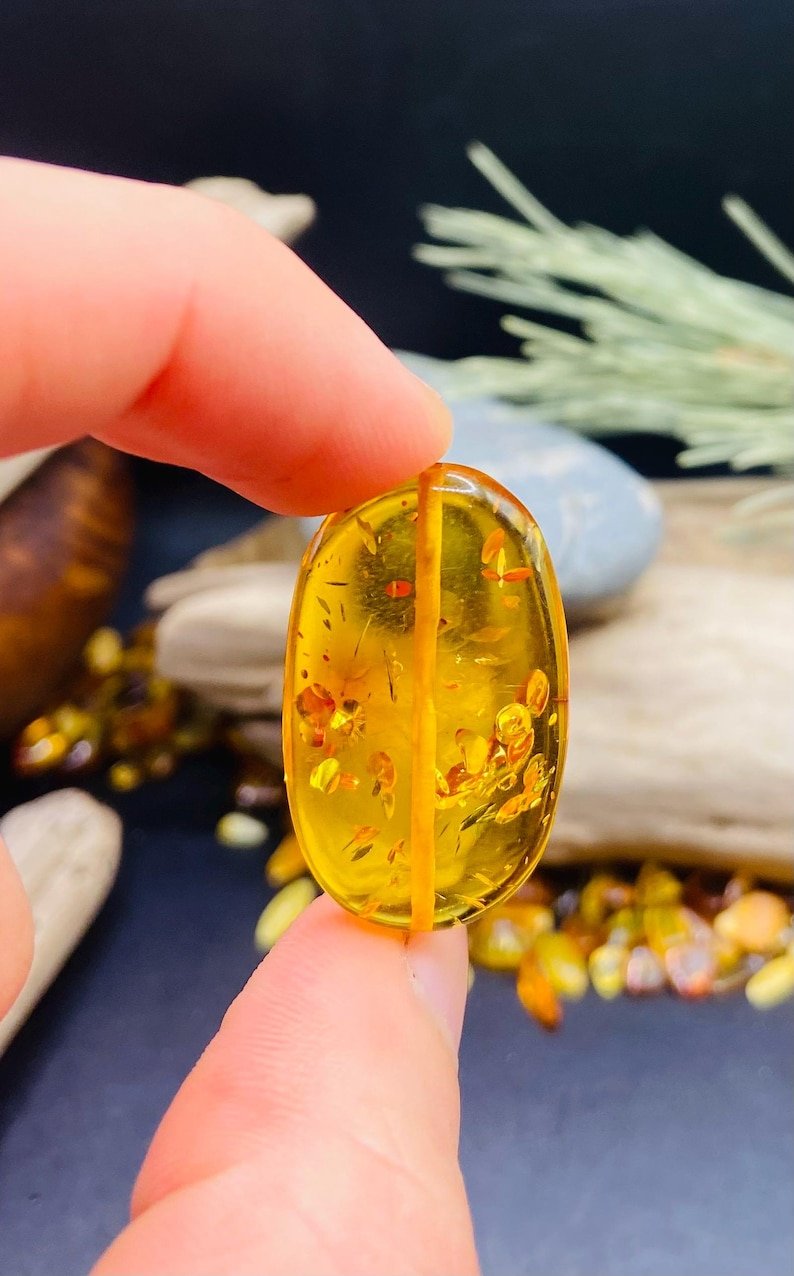 56548094-r-il-e3c263-7221898978-il_794xN.7221898978_lul1 Daudzkrāsainas "Flatback" tipa Baltijas Dzintara pērlītes