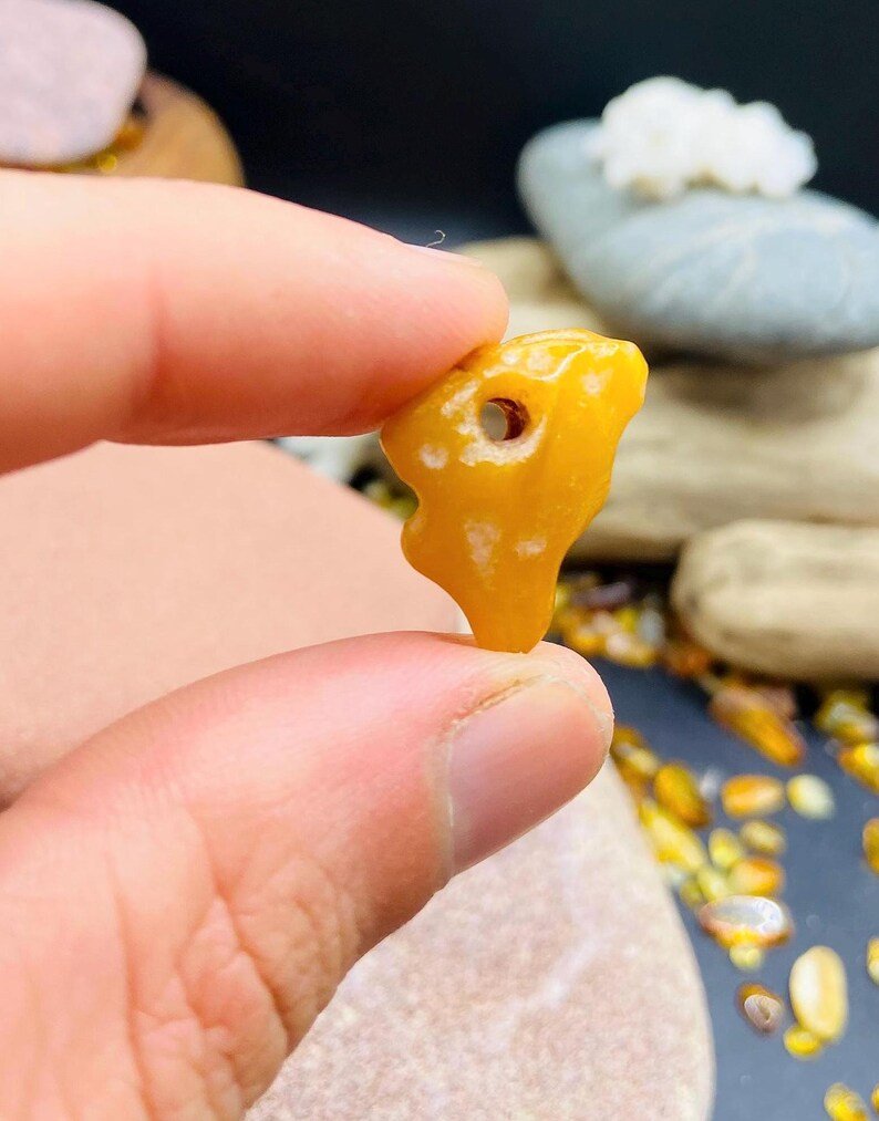 Unikāls Baltijas Dzintara kulons Āfrikas kontinenta formā