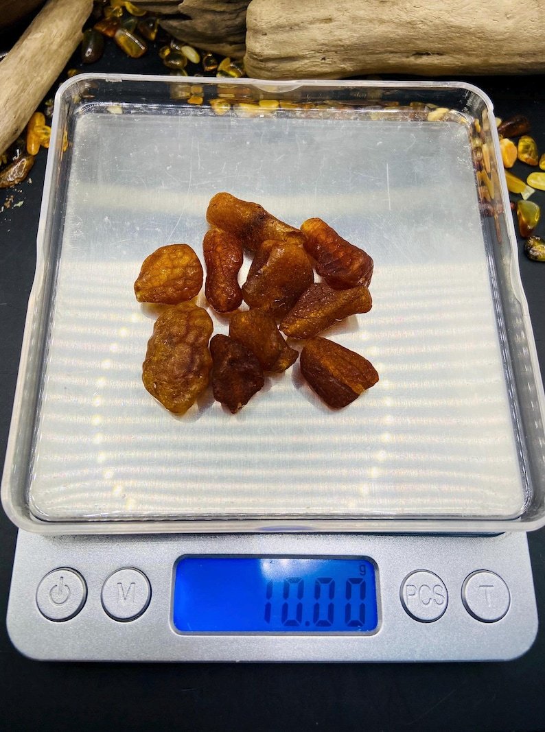 56548094-r-il-e5a3dc-7212618941-il_794xN.7212618941_lrtq Neapstrādātas konjaka krāsas lielizmēra šķeltās Dzintara pērlītes