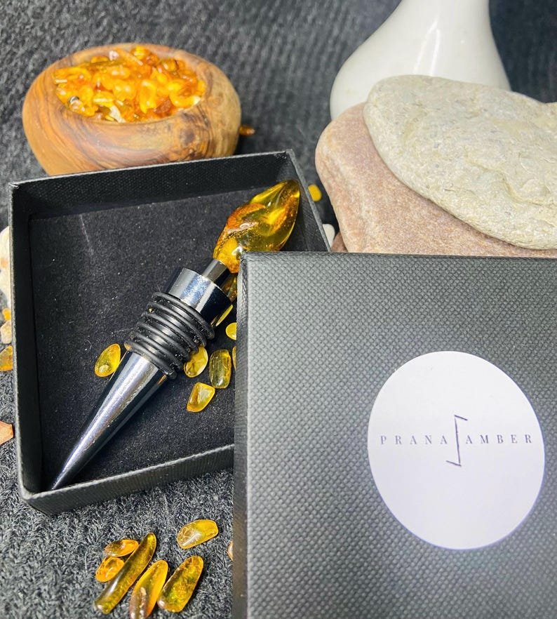 Ekstravagants vīna pudeļu korķis ar skaistu dzintara apdari