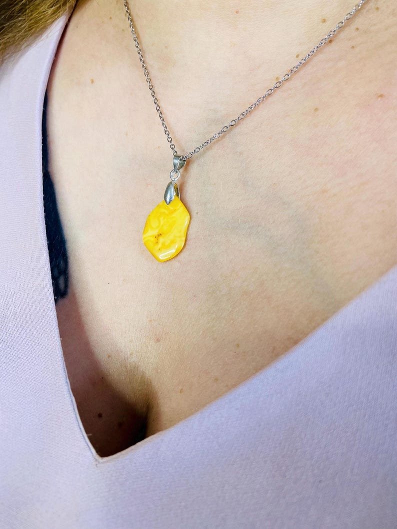 56548094-r-il-e6c57b-6877648565-il_794xN.6877648565_kfjy Mini Dzintara Kuloni sviesta un medus krāsās