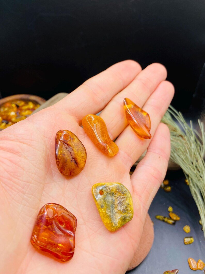 Smalki Baltijas Dzintara daudzkrāsaini kuloni