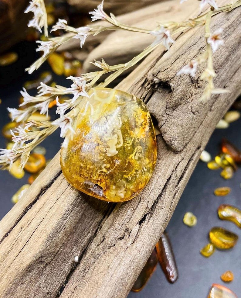 56548094-r-il-e91b71-6981619428-il_794xN.6981619428_9f55 Unikāls pulēts dzintara gabaliņš ar zaļu nokrāsu