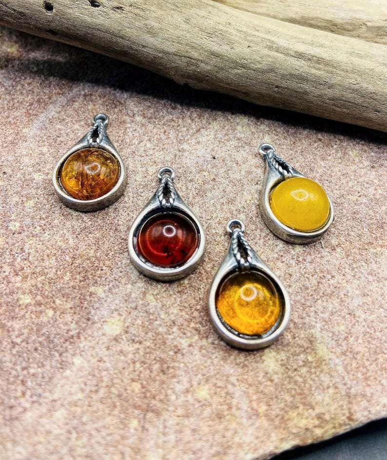 56548094-r-il-e9c03d-7137931222-il_794xN.7137931222_d89g Vintāžas daudzkrāsaini kuloni īstā minimālisma stilā