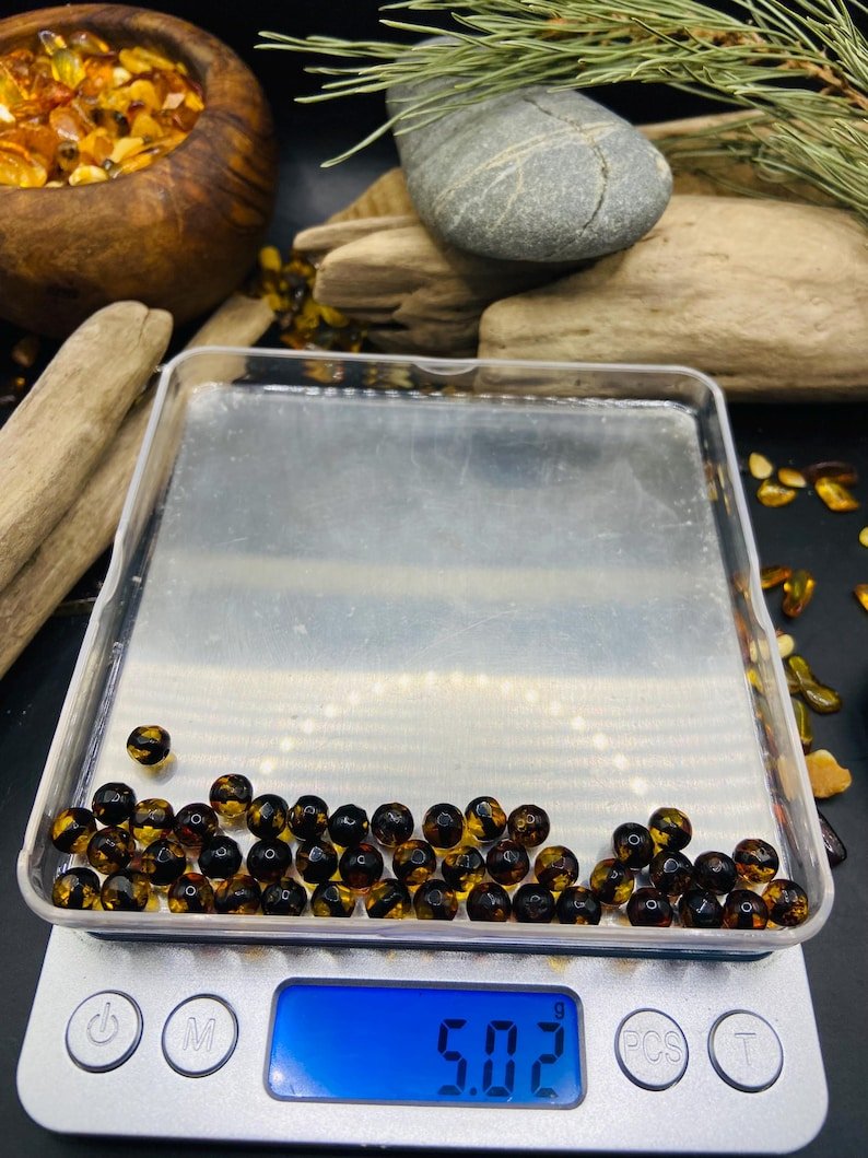 56548094-r-il-ebf356-7221887245-il_794xN.7221887245_73sx 6mm Daudzšķautņainas krāsu mainošās Dzintara pērlītes