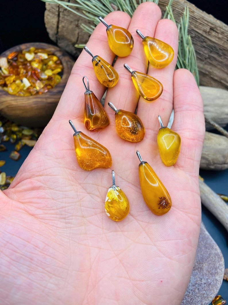 56548094-r-il-ec13c8-6930893863-il_794xN.6930893863_nwv0 Burvīgi minimāla stila Dzintara kuloni ar ķēdīti