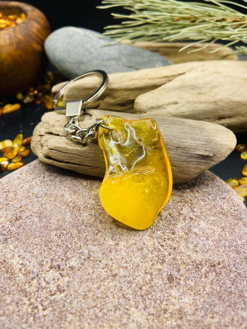 56548094-r-il-ed4e90-7340917358-il_794xN.7340917358_2fc0 Lielizmēra Baltijas Dzintara atslēgu piekariņi dažādās krāsās