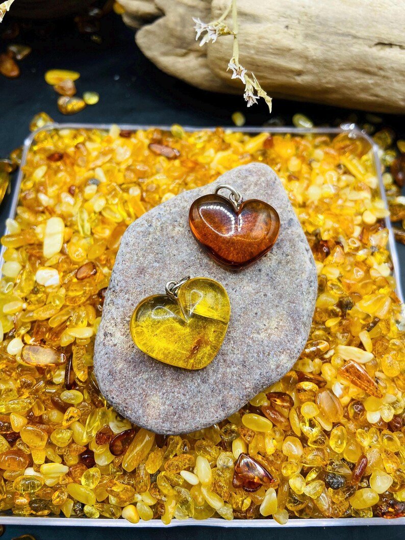 56548094-r-il-efd80e-6987563365-il_794xN.6987563365_bp5a Oriģinālās Baltijas Dzintara sirsniņas divās nokrāsās