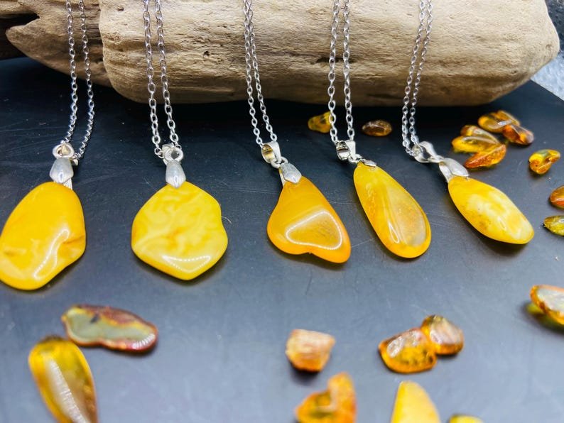 56548094-r-il-f1a97e-6877643149-il_794xN.6877643149_tl06 Mini Dzintara Kuloni sviesta un medus krāsās