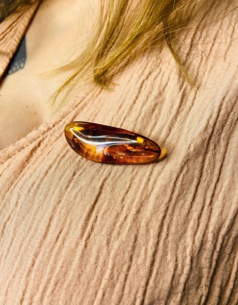 56548094-r-il-f759e9-7036666036-il_794xN.7036666036_f44u Skaistas konjaka kŗasas, vidēja izmēra Dzintara brošas