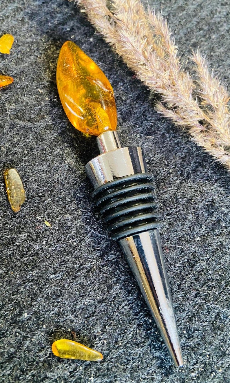 Ekstravagants vīna pudeļu korķis ar skaistu dzintara apdari